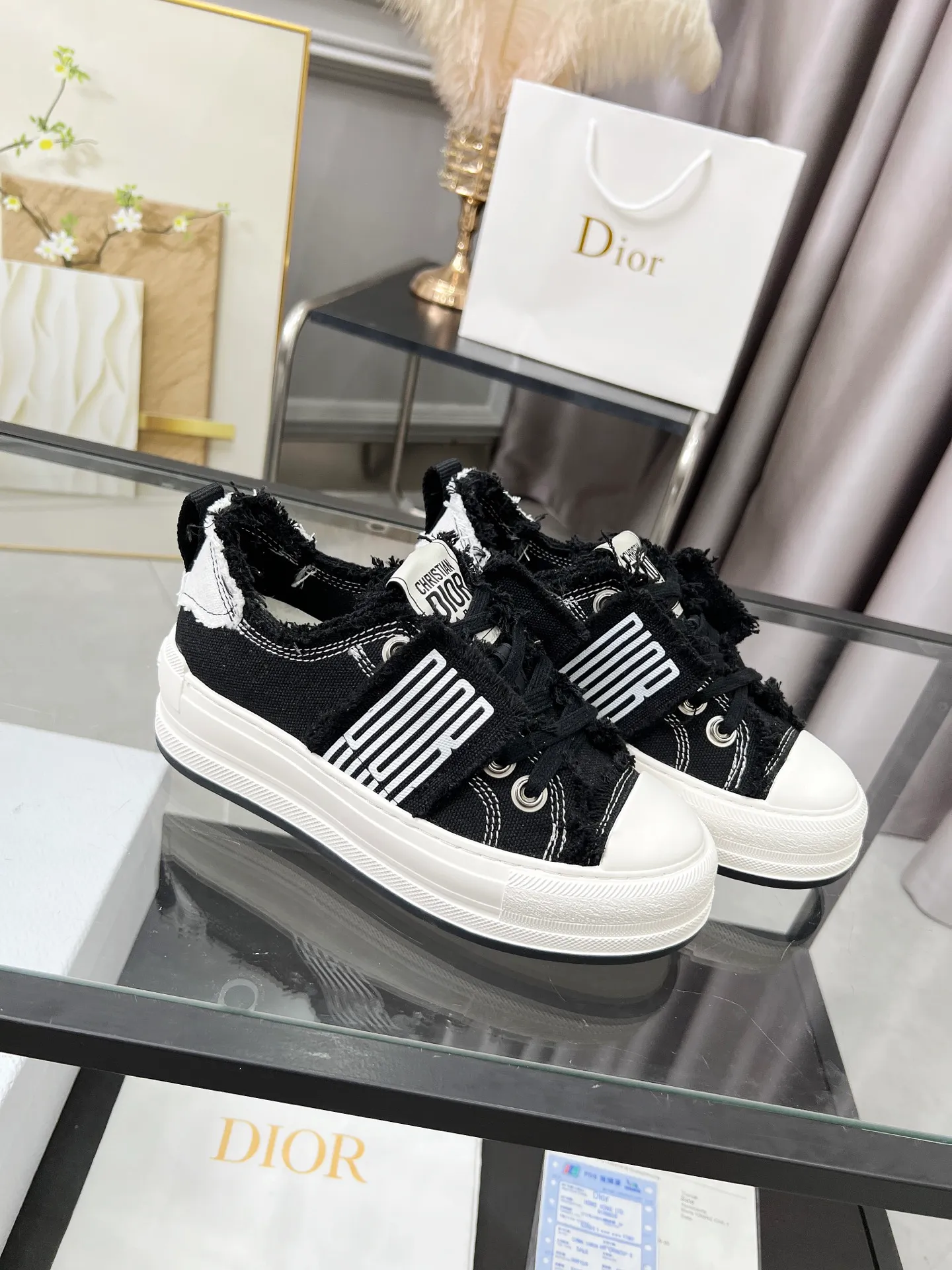 Men’s Men’s Shoes 💰480 Dior Dior 2025 Presbyopia Embroidery Thick-soled Canvas Shoes Casual Sneakers This Walk’n’Dior thick-soled sneaker is a fashionable item that enhances the style of the series. Oblique printed cotton embroidered upper with comfortable platform sole, tongue and Christian Dior Homme 💰aris signature laces. Can add fashionable temperament to any casual look Size: 35-45